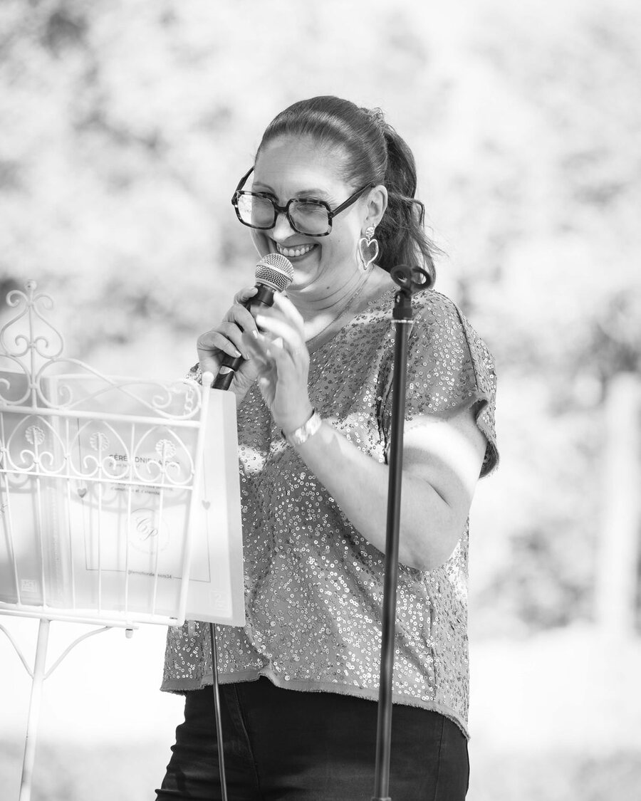 Cécile qui officie et partage votre bonheur