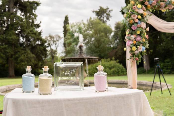 Table du rituel du sable, flacons colorés devant l’arche